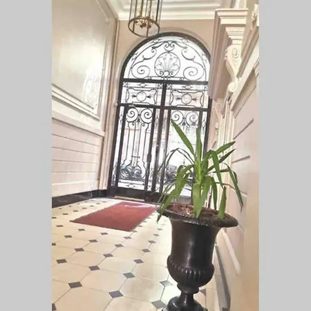 Grand Studio Le Petit Monceau * Paris